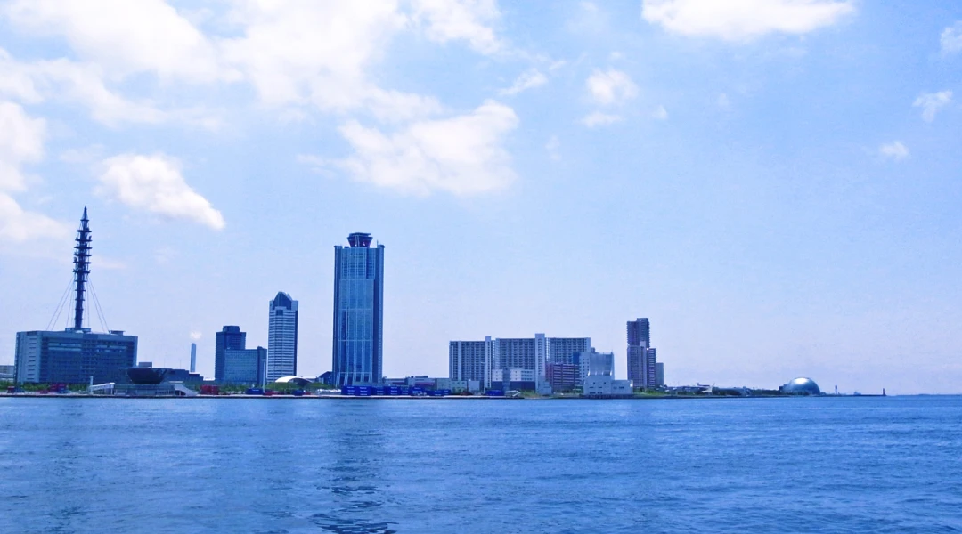 綺麗な海が広がる都会の風景