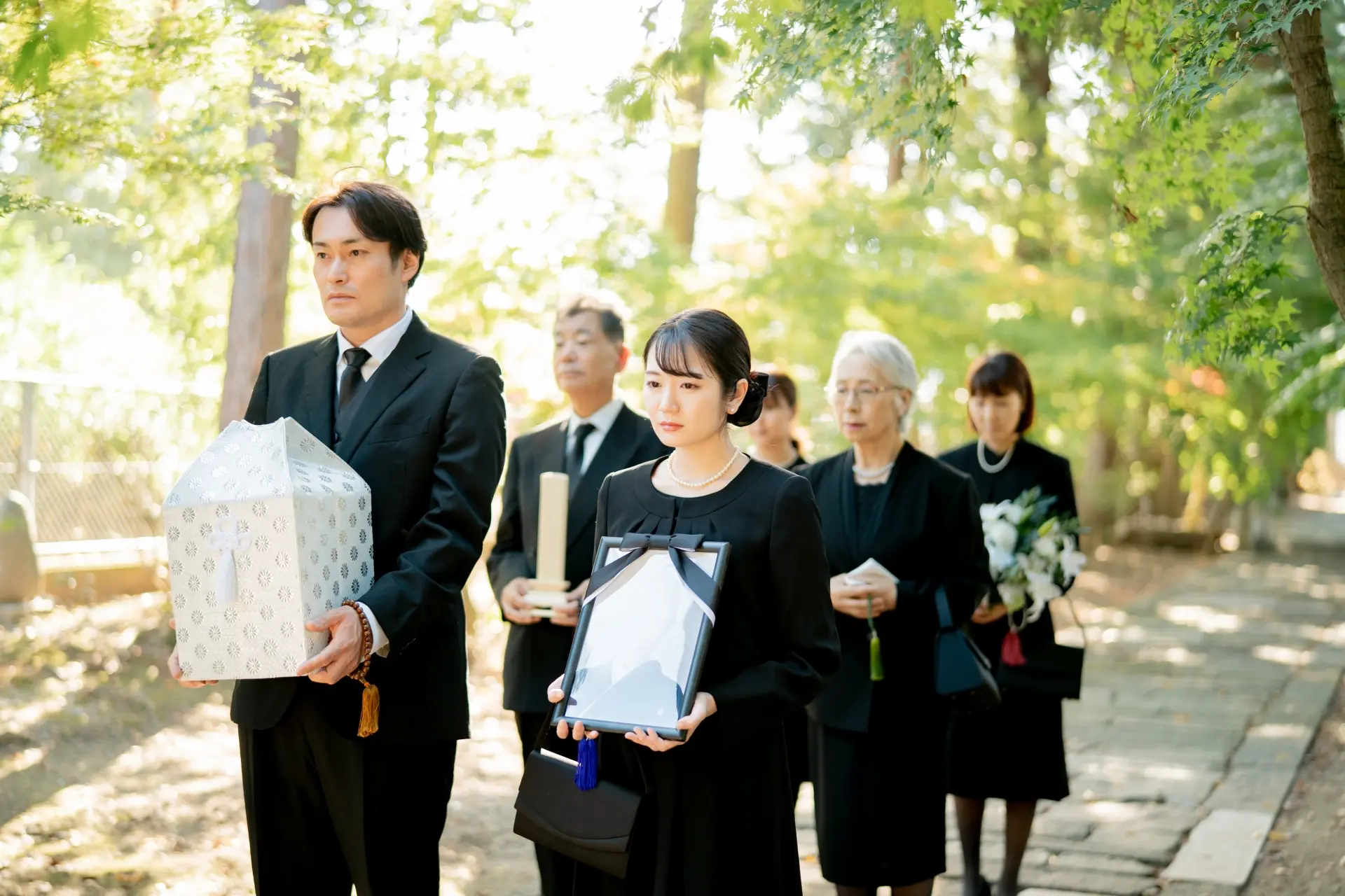 納骨式の時期や流れ、費用を解説！